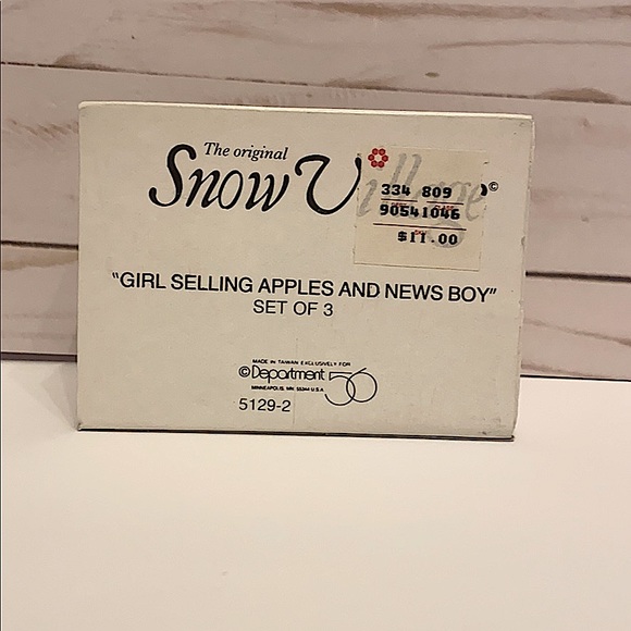DEPARTMENT 56 - Girl Selling Apples and News Boy - Original Snow Village - Picture 6 of 6